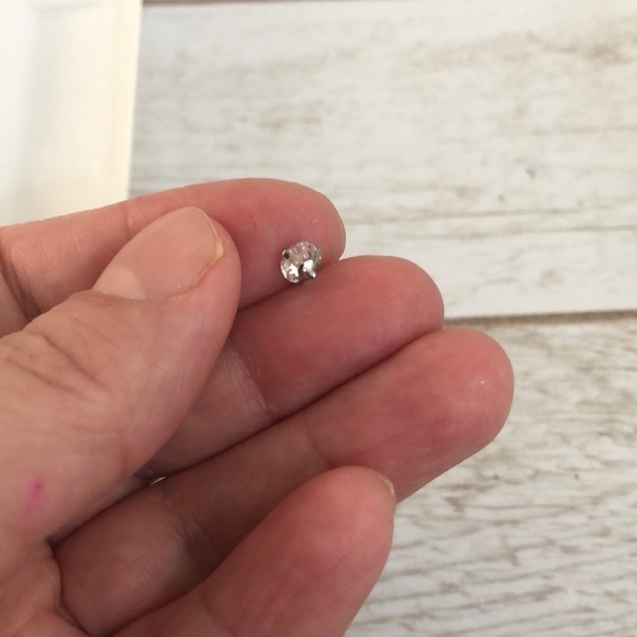 Round Cubic Zirconia Small Stone Screw Silver Belly Ring - Picture 6 of 9